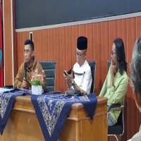 CEO Pasundan Ekspres, Mohamad Fauzi, berbagi cerita tentang perjuangan mempertahankan eksistensi koran ini dalam acara Ngabuburead Bareng yang berlangsung di Universitas Subang (Unsub) pada Jumat, (7/3/2025).