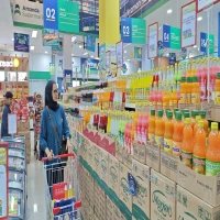 Amanda Supermarket menyediakan berbagai kebutuhan lebaran, salah satunya sirup yang dijual dengan harga terjangkau.