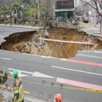 Pengendara Motor di Korsel Tewas setelah Terjatuh ke dalam Sinkhole
