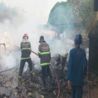 Petugas damkar Subang saat memadamkan api ketika terjadi kebakaran, beberapa waktu lalu.