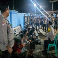 Polsek Pagaden menggagalkan aksi perang sarung yang dilakukan sekelompok remaja di Jalan Desa Mekarwangi, Kecamatan Pagaden Barat, Kabupaten Subang, pada Jumat (28/3/25).