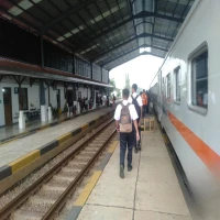 Pemudik menggunakan moda transportasi KAI di Staisun Pagadenbaru Subang.