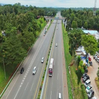 Situasi arus lalu lintas di KM 102 tol Cipali terlihat ramai lancar.