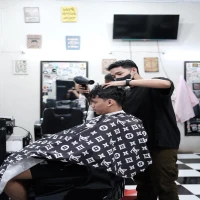 Setiap orang ingin tampil maksimal saat Lebaran, salah satunya dengan merapihkan dan merubah gaya rambut agar tampak semakin segar.  Hal ini membuat sejumlah tempat potong menjadi dipenuhi pelanggan, tak terkecuali Mar Barbershop.