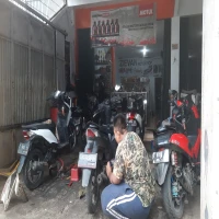 MUHAMMAD FAISHAL/PASUNDAN EKSPRES   SERVICE KENDARAAN: Sejumlah pengunjung mengunjungi Zievan Motoshop untuk melakukan service kendaraan.