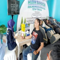 PT Bank Negara Indonesia (Persero) Tbk atau BNI turut menyukseskan kenyamanan arus mudik dengan membagikan paket makanan hingga periksa kesehatan gratis di Posko Mudik BUMN Malang, Jawa Timur.