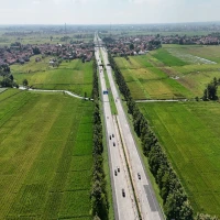 Pantauan arus lalu lintas di tol Cipali menuju Cirebon terlihat ramai lancar.