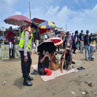 Kanit Binmas Polsek Pusakanagara, Iptu Taufik Hidayat saat melakukan patroli di Pantai Patimban.