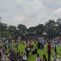 ZAENAL ABIDIN PASUNDAN EKSPRES     LIBUR LEBARAN: Para wisatawan menikmati suasana santai libur lebaran  di Alun-alun Kota Bandung.