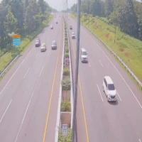 Pantauan arus lalu lintas di Tol Cipali one way ramai lancar pada Sabtu (5/4/25) pagi.