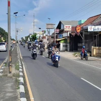 Arus balik yang didominasi kendaraan roda dua terlihat memadati jalur Pantura Pusakanagara, Kabupaten Subang.