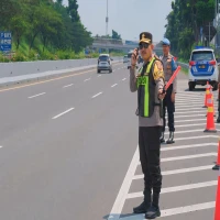 Kapolres Subang AKBP Ariek Indra Sentanu saat melakukan pemantauan arus balik one way di Tol Cipali KM 102.