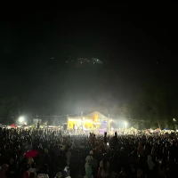 Warga Subang antusias memenuhi alun-alun menyaksikan pagelaran wayang golek empat dalang.