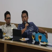 Anggota DPRD Provinsi Jawa Barat, Bayu Satya Prawira (kanan)dari Fraksi PDI Perjuangan mengecam kekerasan terhadap jurnalis di Subang.
