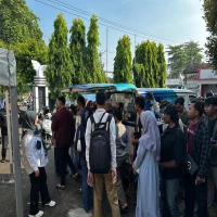 Warga Subang antre saat melakukan pembayaran pajak di Samsat Subang.
