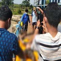 Jenazah Anton Maulana (25) saat dievakuasi di Pintu 47 Sungai Tarum Timur, Blok Situ Baeud, Desa Pagaden, Kecamatan Pagaden.