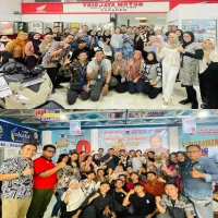 Komedian Kang Sule foto bersama dengan Owner Tridjaya Group dr Setiawan Widjaya dan karyawan.