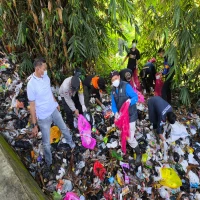 Pemerintah Desa (Pemdes) Kasomalang Wetan melakukan kegiatan aksi bersih-bersih yang dilaksanakan pada Sabtu, (19/4/2025).