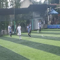 Bupati Subang Reynaldy menunjukkan skill bermainnya pada kompetisi ASN Subang Soccer Festival (ASSF) 2025 di Mekar Jaya Mini Soccer, Sabtu (19/4/2025).