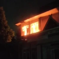 Puskesmas Pondoksalam yang berlokasi di Jalan Raya Galudra, Desa Galudra, Kecamatan Pondoksalam, Kabupaten Purwakarta, terbakar, Ahad (20/4) malam.