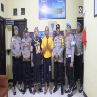Polisi Hina Seniman