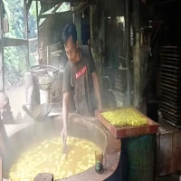 Para perajin tahu di Purwakarta