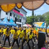 Senam pagi dan bazar UMKM meriahkan pelantikan PHRI Subang di Kantor Bupati Subang, Rabu (23/4/2025).