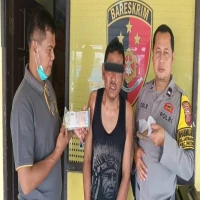 Pelaku pencurian kotak amal di Pantura Subang A (tengah) diamakan Polisi Sektor Patokbeusi.