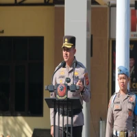 Kapolres Subang AKBP Ariek Indra Sentanu saat pimpim Apel Kesiapaiagaan May Day dan para personel disiapkan.