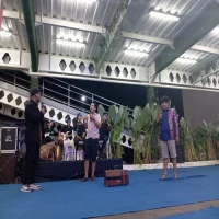 Pertunjukan Longser Komedi Rakyat menjadi pembuka acara MALAMANDA yang digelar di Amanda Supermarket, pada Sabtu malam (3/5/2025).