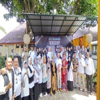 Moment foto bersama Profesor dari Universitas Kyoto Japan dengan kepala SLB Trituna Subang, dan para tamu undangan dalam Workshop Penguatan Lesson Study.