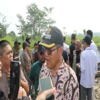 Camat Dawuan, Ganjar Taufiq ketika ditanya oleh awak media mengenai anomali lahan di sempadan saluran irigasi Curug Agung Kecamatan Dawuan.