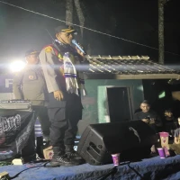 Kapolsek Jalancagak Kompol Dede Suherman, A.Md nonton bareng (nobar) Persib melawan Barito Putera, Jumat malam (9/5/2025) di kawasan Wisata Situ Cigayonggong.
