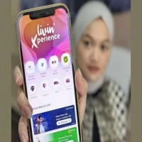 ILUSTRASI. Nasabah menunjukkan tampilan aplikasi Livin' by Mandiri di Jakarta.