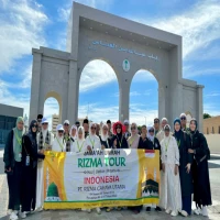 Jemaah Umroh Rizma Tour melakukan foto bersama, beberapa waktu lalu.