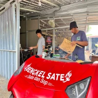 Di tangan kreatif Koh Salim, pemilik Bengkel Sate Subang, kap mobil Lamborghini justru disulap jadi tungku pembakar Sate.