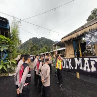 Kapolsek Jalancagak Kompol Dede Suherman saat memberikan arahan kepada anggota.
