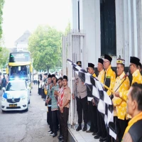 Wakil Bupati Subang, Agus Masykur Rosyadi secara simbolis melepas keberangkataan jemaah haji.