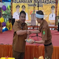 Camat Tambakdahan, Iwan Nirwana memberikan potongan tumpeng kepada Bupati Reynaldy dalam acara Milangkala Kecamatan Tambakdahan ke-17.