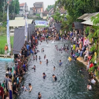 Suasana meriah menyelimuti Gedong Sinder dan Cimutan, dalam gelaran Festival Desa Wisata Kasomalang Kulon Desa Kasomalang Kulon,  pada Sabtu (31/5/2025).