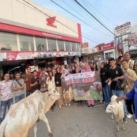 Semarak Idul Adha 1446 H diwarnai aksi sosial Tridjaya Group yang membagikan paket daging kurban kepada masyarakat di sekitar wilayah Pagaden, Jumat (6/6/2025).