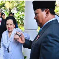 Tengok saja, bagaimana Presiden Prabowo menyambut Megawati seperti menyambut saudara yang telah lama tak bersua. (Dok Setneg)