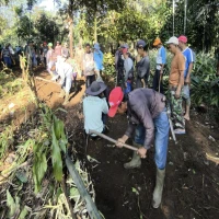 Ratusan warga Desa Pasanggrahan, Kecamatan Kasomalang gotong royong dengan menggelar kerja bakti di Kampung Bakan Calma pada Minggu (8/6/2025) pagi.