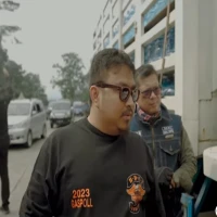 Bupati Subang, Reynaldy Putra dan Wabup Subang Agus Masykur menemukan kendaraan truk yang melanggar jam operasional.