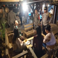 Polsek Subang bersama TNI dan Satpol PP Kecamatan Subang melaksanakan patroli gabungan dalam rangka penerapan jam malam bagi peserta didik pada