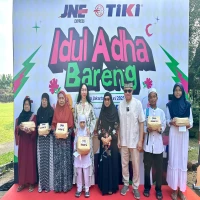 M. Feriadi Soeprapto selaku Presiden Direktur JNE dan Ibu Yuliana Hastuti selaku Presiden Direktur TIKI menyerahkan daging hewan kurban untuk disalurkan kepada warga di sekitar lingkungan Yayasan Yatuna (6/6)
