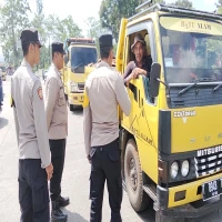 Penertiban truk langgar waktu operasional terpantau dilakukan aparat keamanan setempat pada Minggu (8/6/2025).