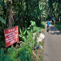 Buang sampah sembarangan di Desa Benteng Purwakarta dapat ancaman 'Cabut Nyawa'.
