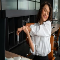 Sering Merasa Pegal? Ini 5 Gerakan Peregangan Sederhana yang Bisa Dilakukan Saat Bekerja