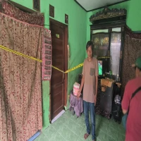 Garis polisi terpasang di tempat kejadian perkara penganiayaan yang menyebabkan kematian yang dilakukan sesama teman pengamen. (Adam Sumarto/Pasundan Ekspres)